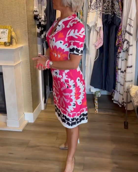 Kortärmad v-ringad klänning med tryck