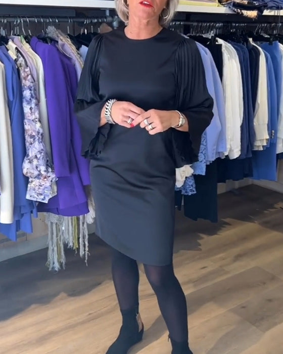 Klänning med klockärmar och rund hals