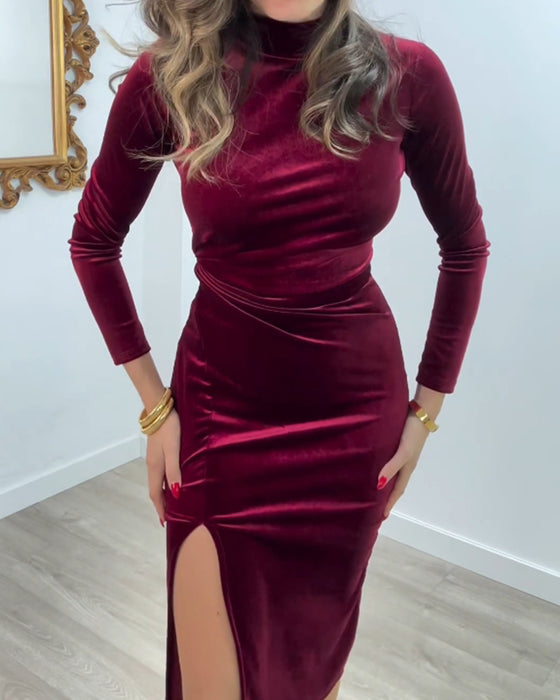 Elegant sammetsklänning med slits i sidan