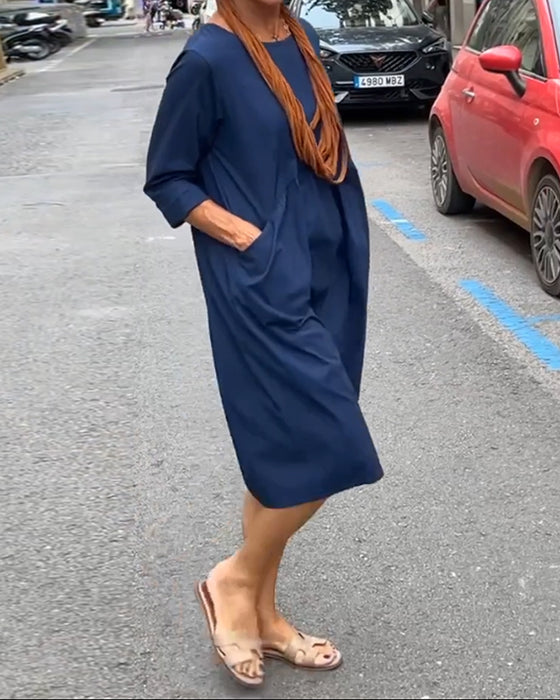 Rund nackklänning med fickor