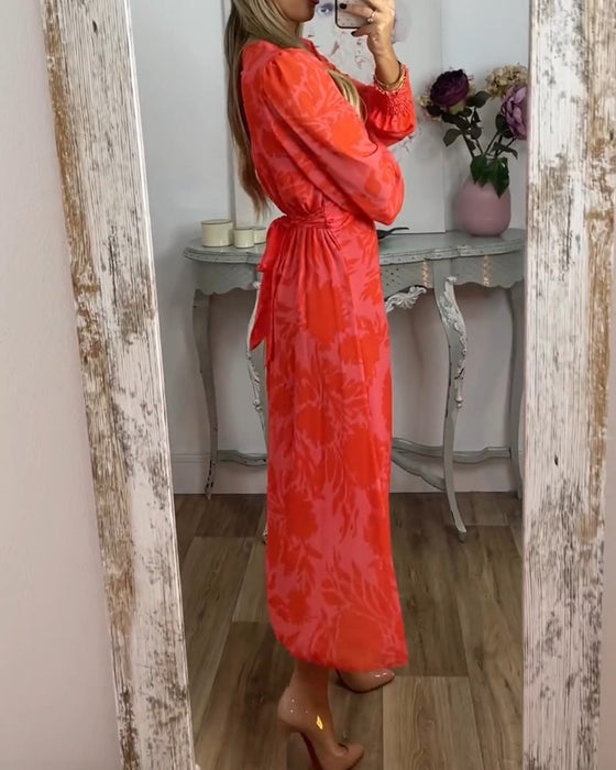 Klänning med V-ringning och nyp i midjan