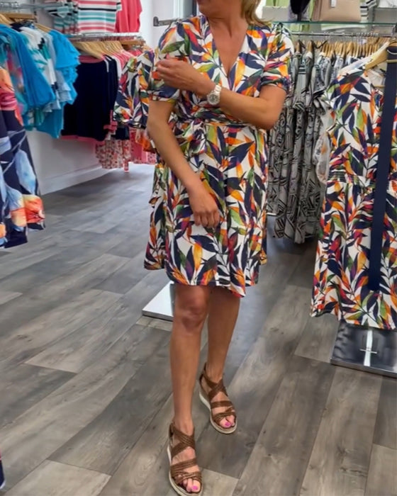 V-ringad kortärmad klänning med tryck