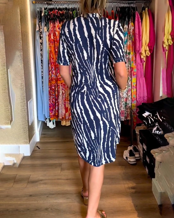 V-ringad klänning med kontrasttryck