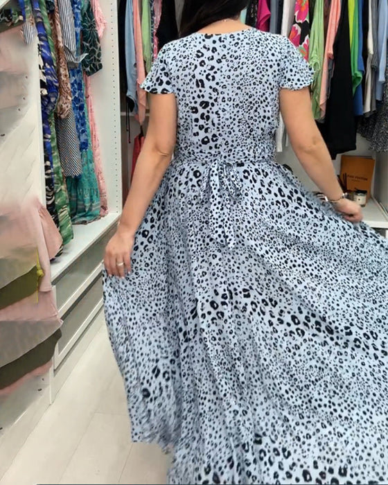 Kortärmad klänning med V-ringning