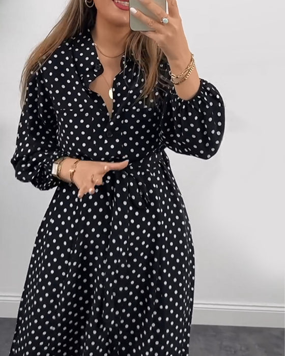 Elegant klänning med pricktryck