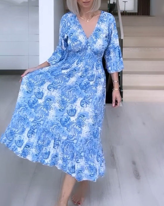 Tryckt flytande klänning med V-ringning och skärp