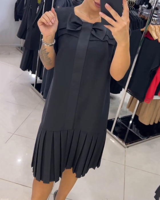 Klänning med korta ärmar och veckade paneler