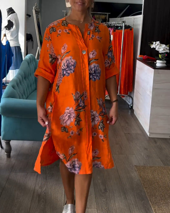 Klänning med knappar och tryckt V-ringning