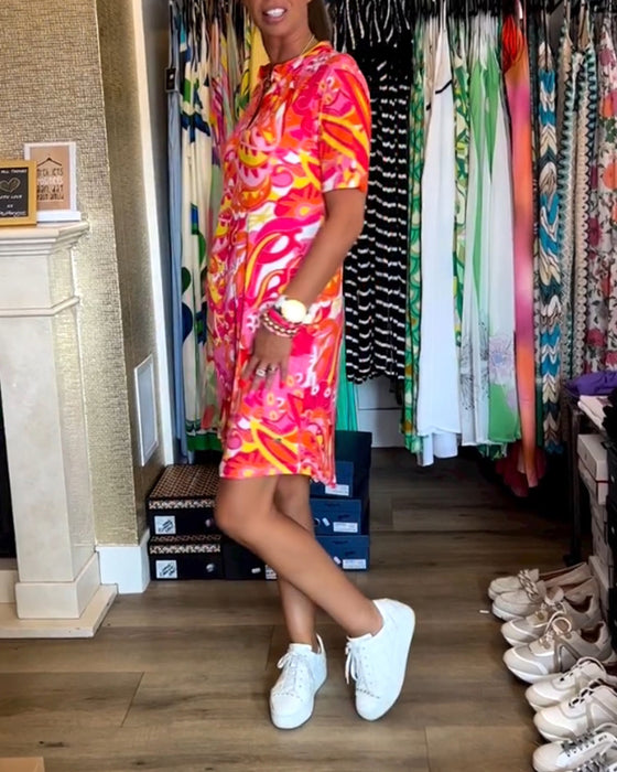 Klänning med fickor och tryck och korta ärmar