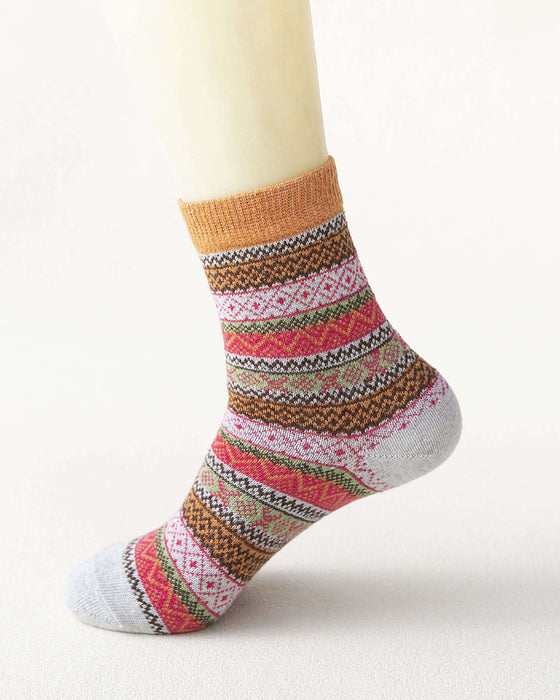 Varma stickade strumpor med färgglada ränder