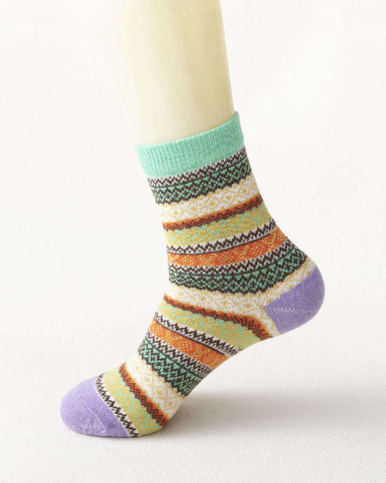 Varma stickade strumpor med färgglada ränder