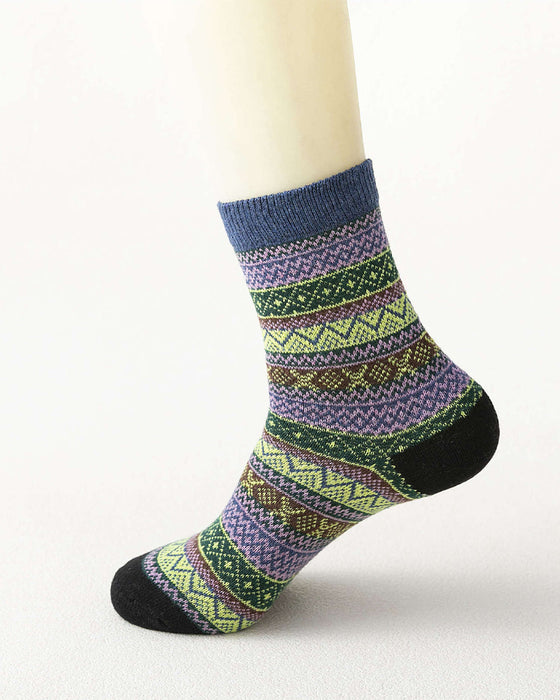 Varma stickade strumpor med färgglada ränder