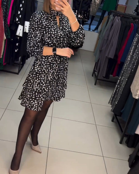 Elegant klänning med tryck och utskärning