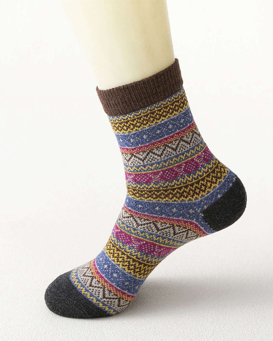 Varma stickade strumpor med färgglada ränder