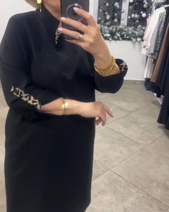 Enfärgad klänning med stående krage