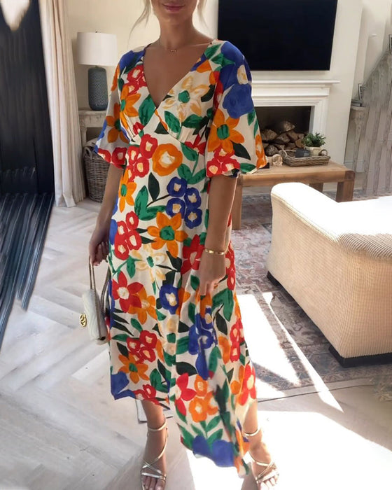 V-ringad klänning med blommönster