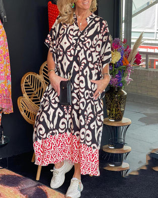 V-ringad klänning med tryck