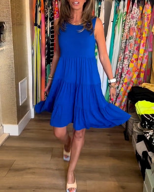 Ärmlös klänning med veckad passfor