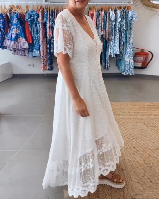 Flödig klänning med djupt V och knappar