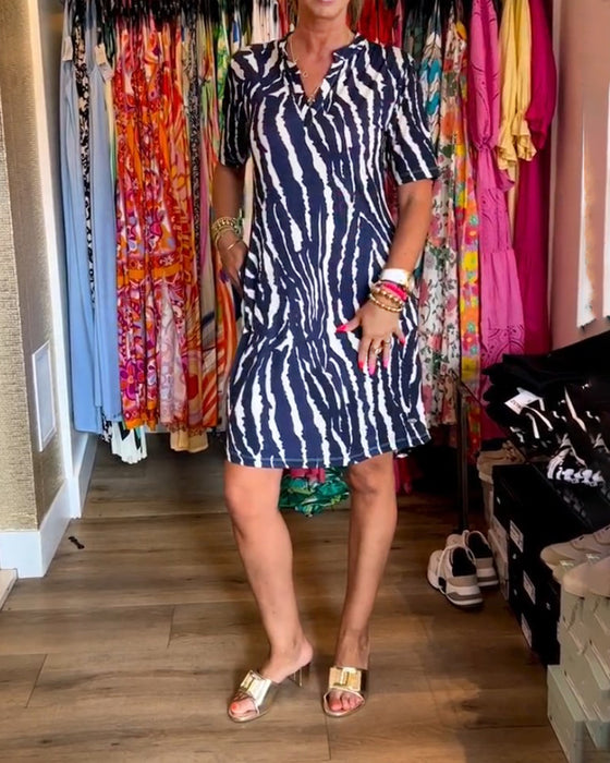 V-ringad klänning med kontrasttryck