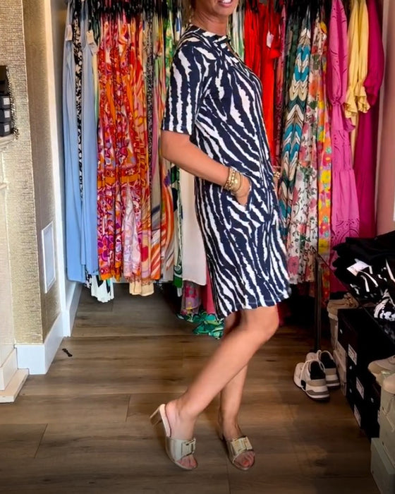 V-ringad klänning med kontrasttryck