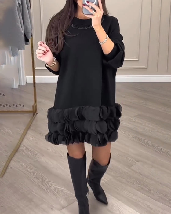 Elegant klänning med lapptäckta kronblad