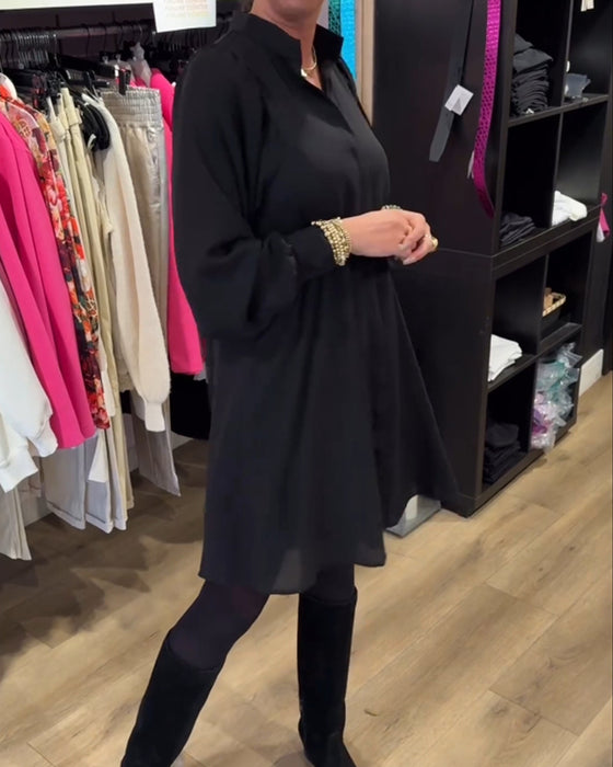 V-ringad knälång klänning