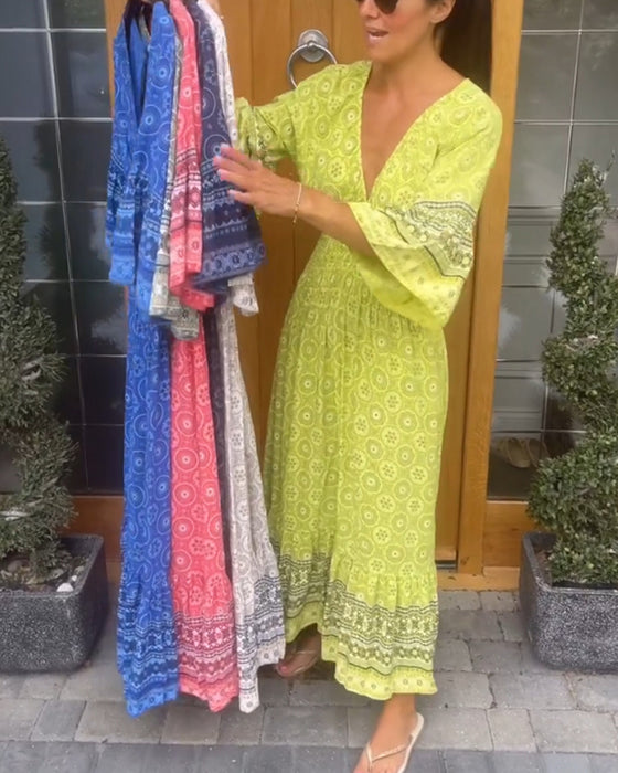 Lång klänning med djup V-ringning och utsvängd ärm