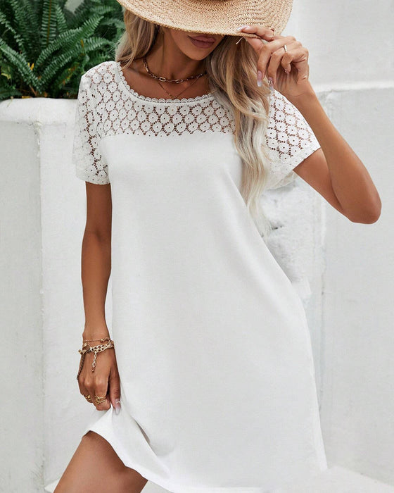 Klänning med rund halsringning och lapptäcke i ryggen