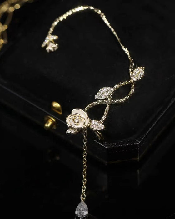 Orhängen med rosform med tofs