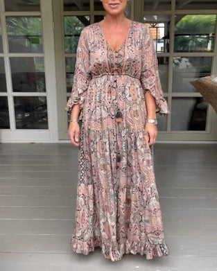 Klänning med volangärm och V-ringning