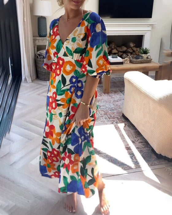 V-ringad klänning med blommönster