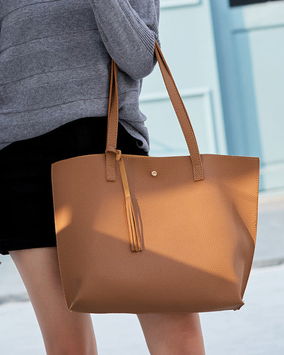 Kapacitet med enfärgad tofs axelväska med stor