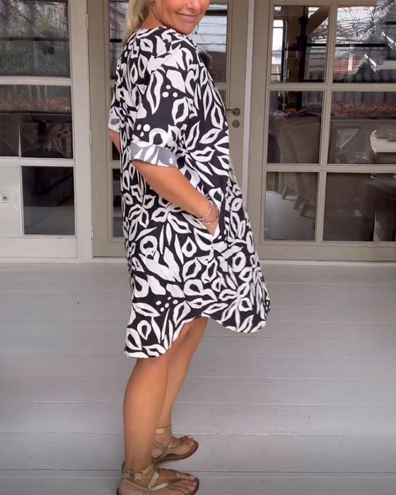 Tryckt klänning med v-ringning