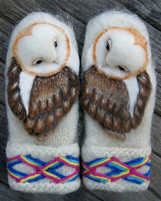 Handvävda nordiska handskar i ylle med ugglor