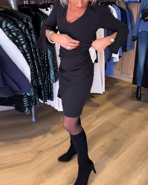 Klänning med V-hals och flarehylsa