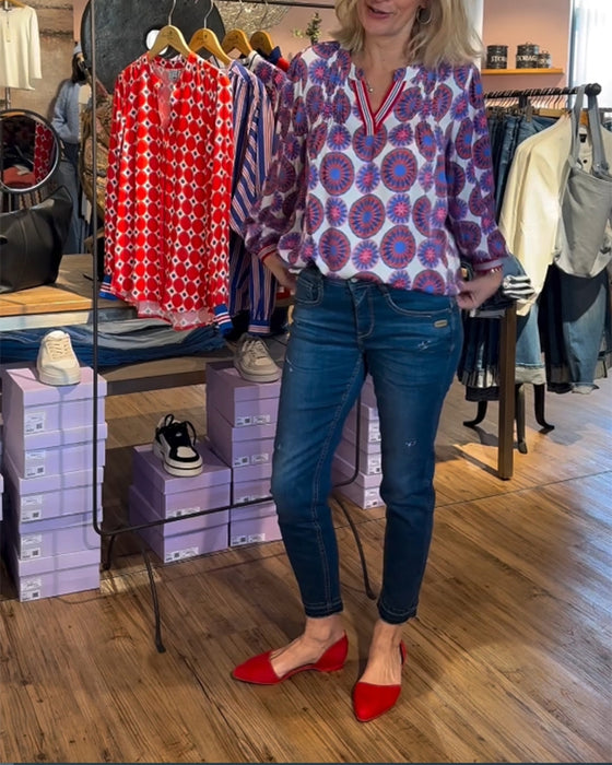 Elegant v-ringad blus med geometriskt tryck