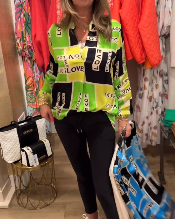 V-ringad topp med bokstavstryck