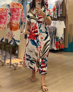 Klänning med korta ärmar och tryckt mönster