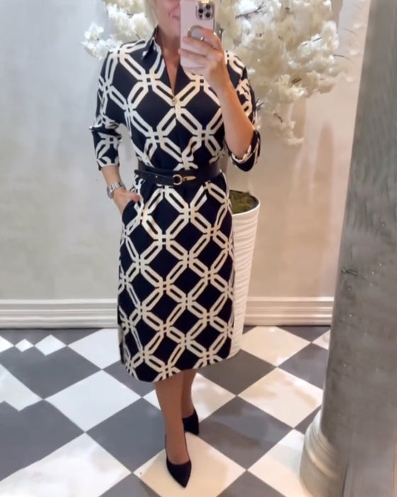 Elegant klänning med geometriskt tryck på sidan