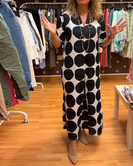 V-ringad lång klänning med stor prickig slits