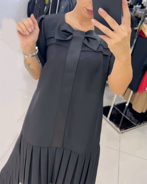 Klänning med korta ärmar och veckade paneler