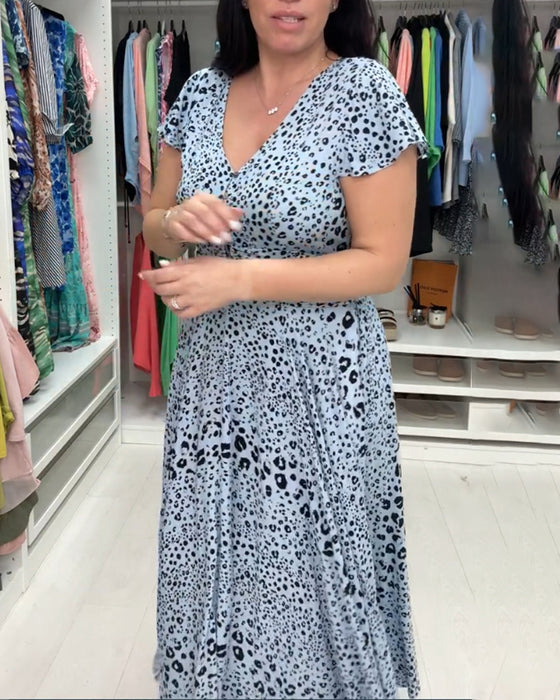 Kortärmad klänning med V-ringning