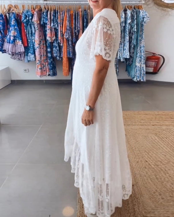 Flödig klänning med djupt V och knappar