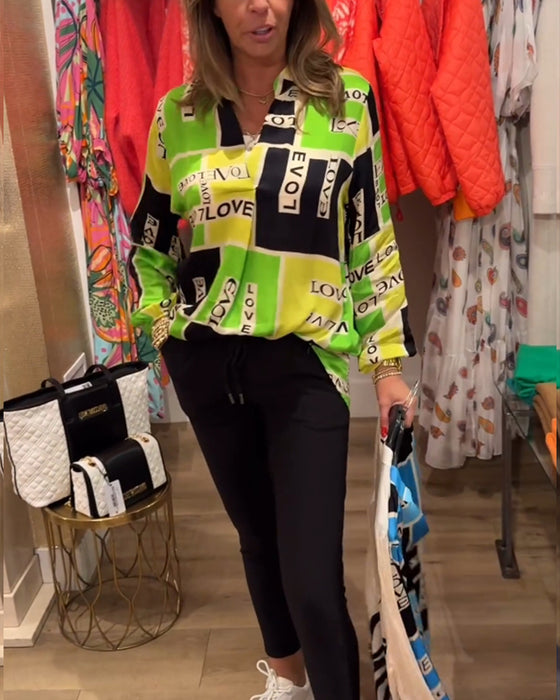 V-ringad topp med bokstavstryck