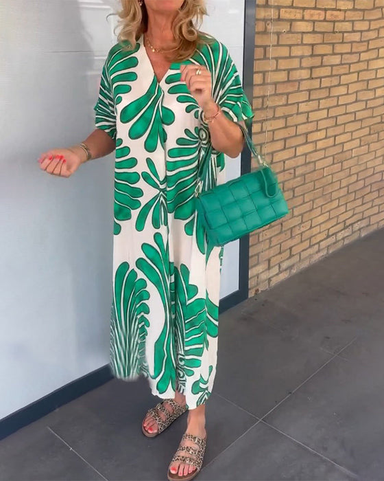 V-ringad klänning med bladtryck