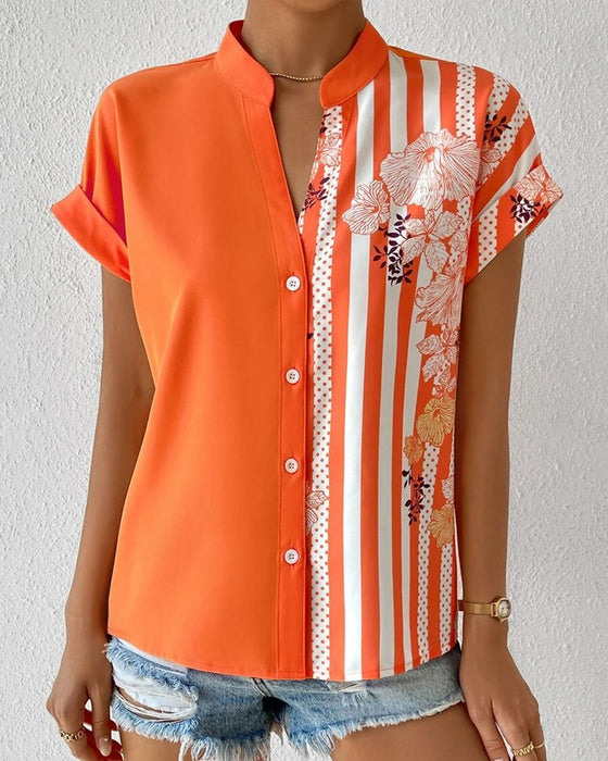 Blus i panel med blommönster med knapp och kort ärm