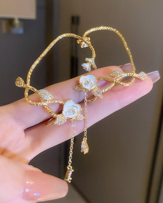 Orhängen med rosform med tofs