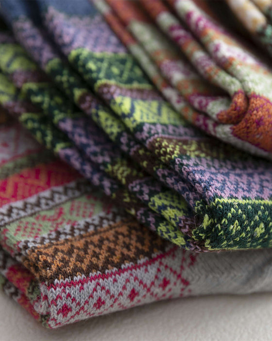 Varma stickade strumpor med färgglada ränder