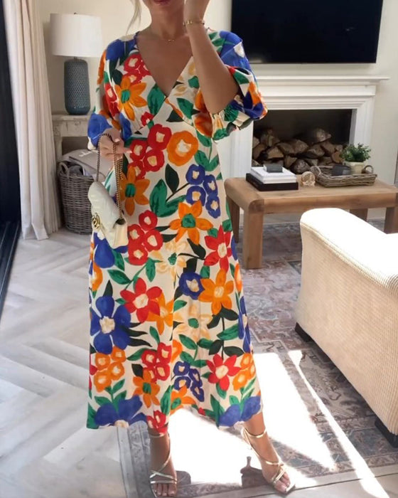 V-ringad klänning med blommönster